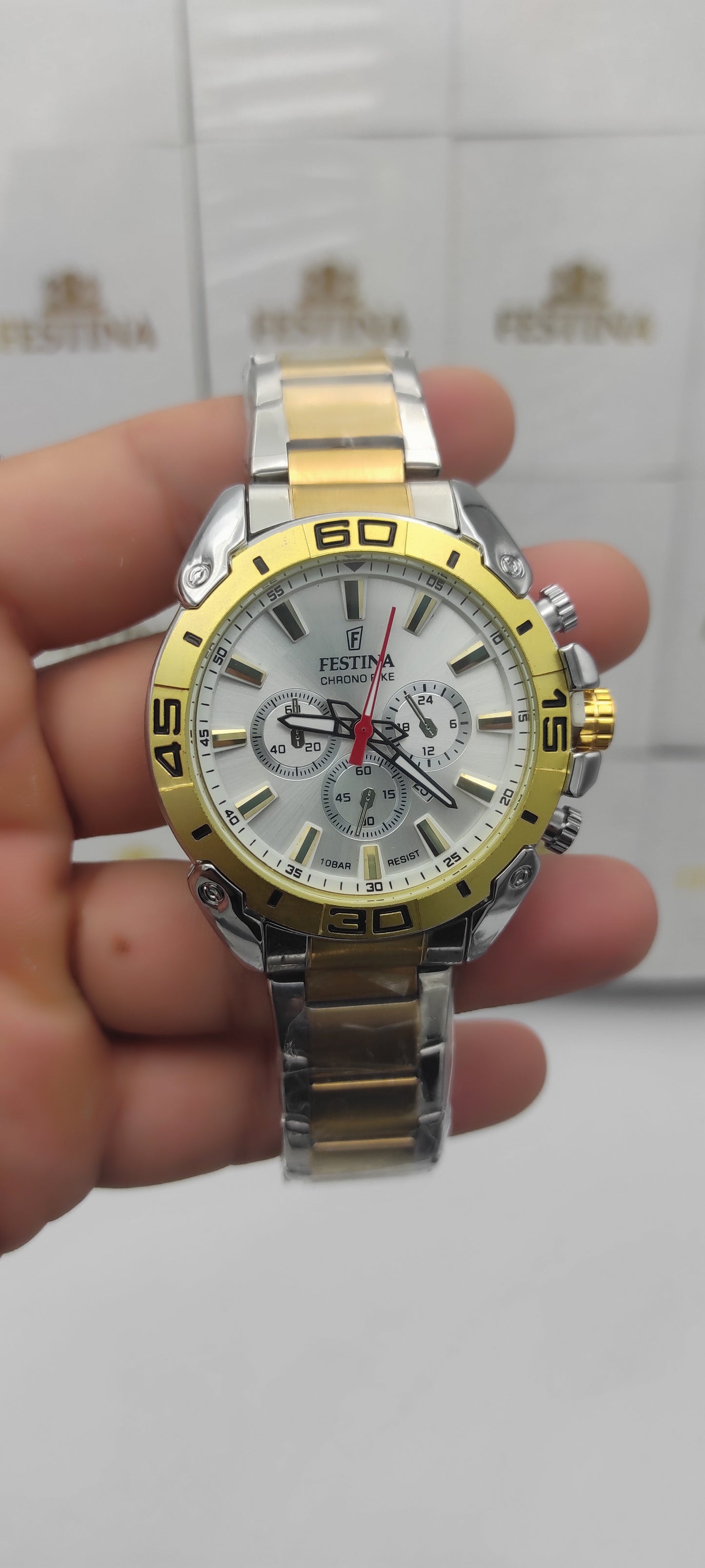 Festina doré fond blanc